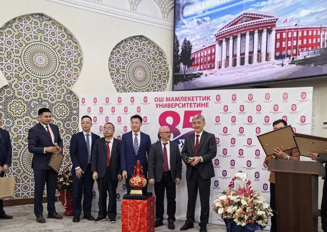 金名節(jié)能科技董事長程奎一行出席奧什國立大學(xué)85周年慶典，共話一帶一路